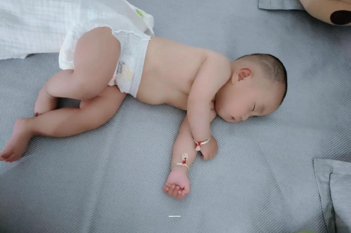 西藏宝宝拉屎有黑色颗粒